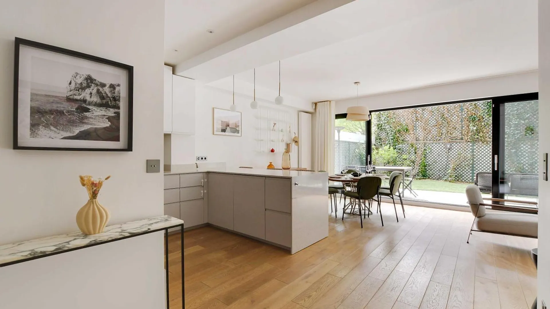 Passy - Eiffel Tower - Amazing 2Br With Garden Apartment Paris 0*,  France