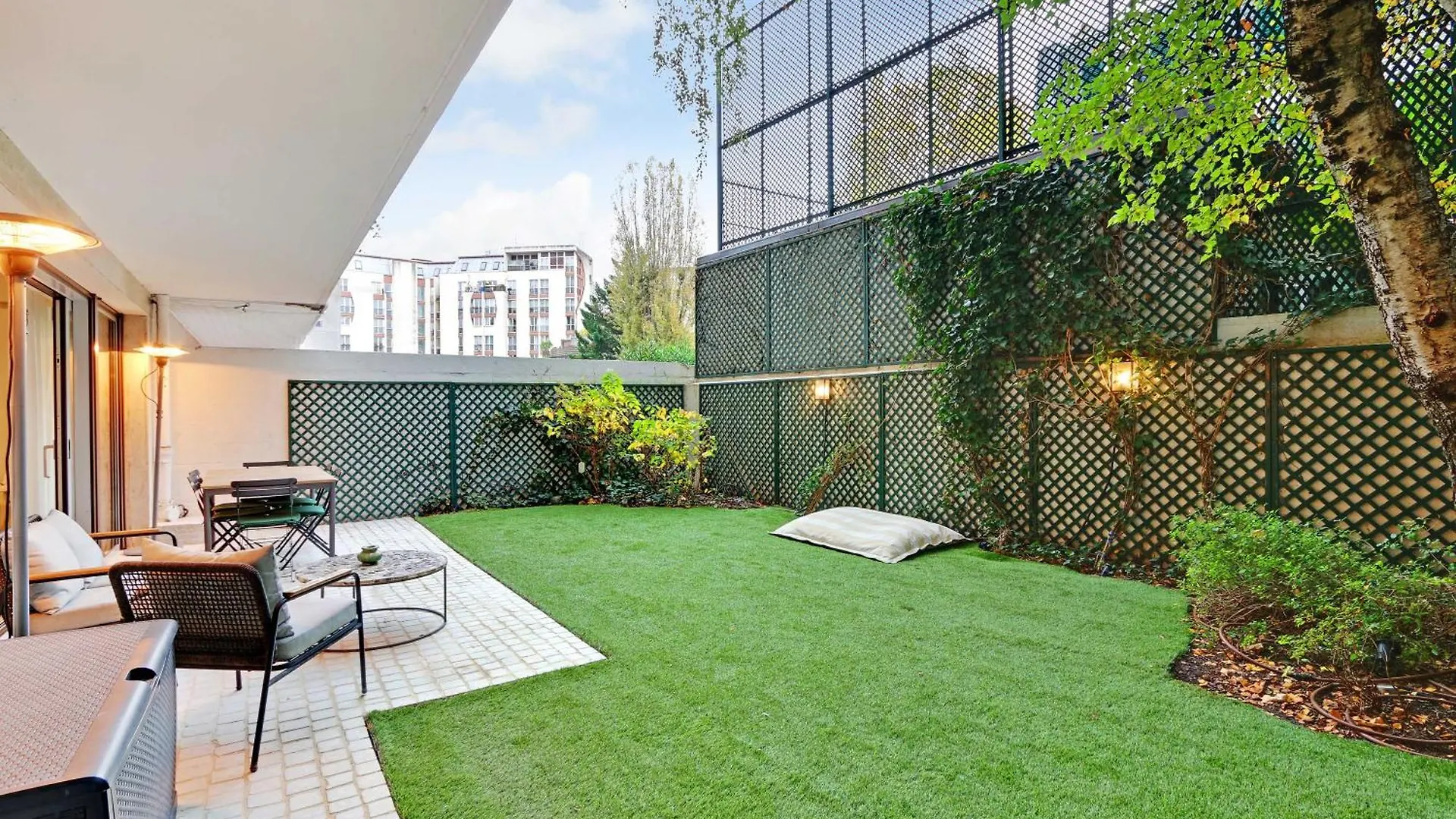 Passy - Eiffel Tower - Amazing 2Br With Garden Apartment Paris France